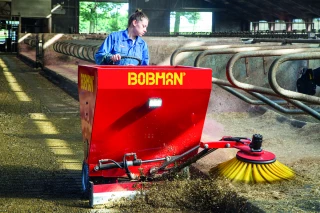 Quel matériel utiliser pour nettoyer et pailler les logettes ?