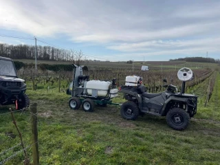 Le quad traite quand le tracteur coince
