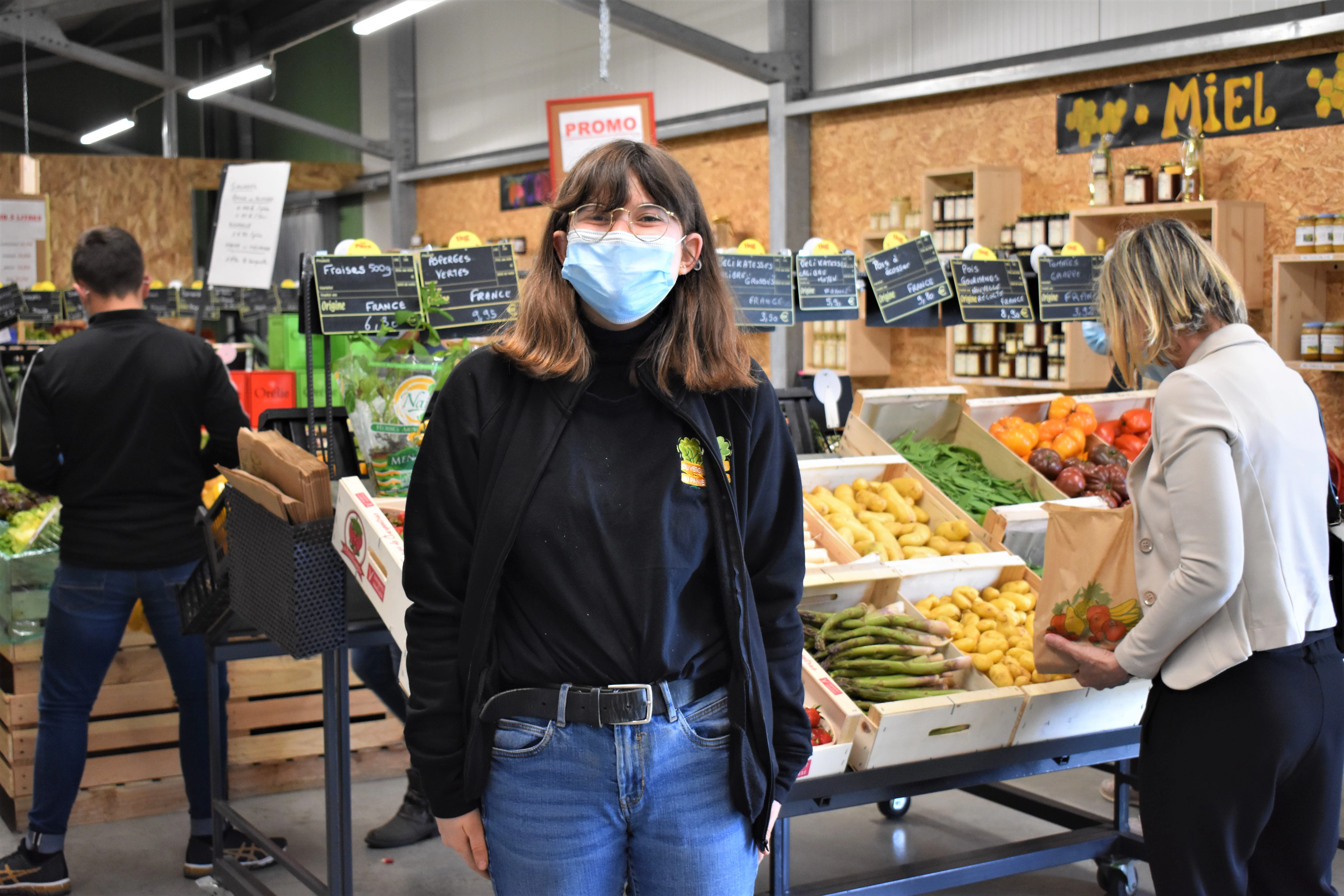 Du verger au panier, le magasin de vente à la ferme de Christophe Louis, a permis de créer deux emplois depuis sa création il y a trois ans. Ici, la jeune vendeuse Léa.