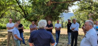 Le préfet en visite chez un jeune castanéiculteur