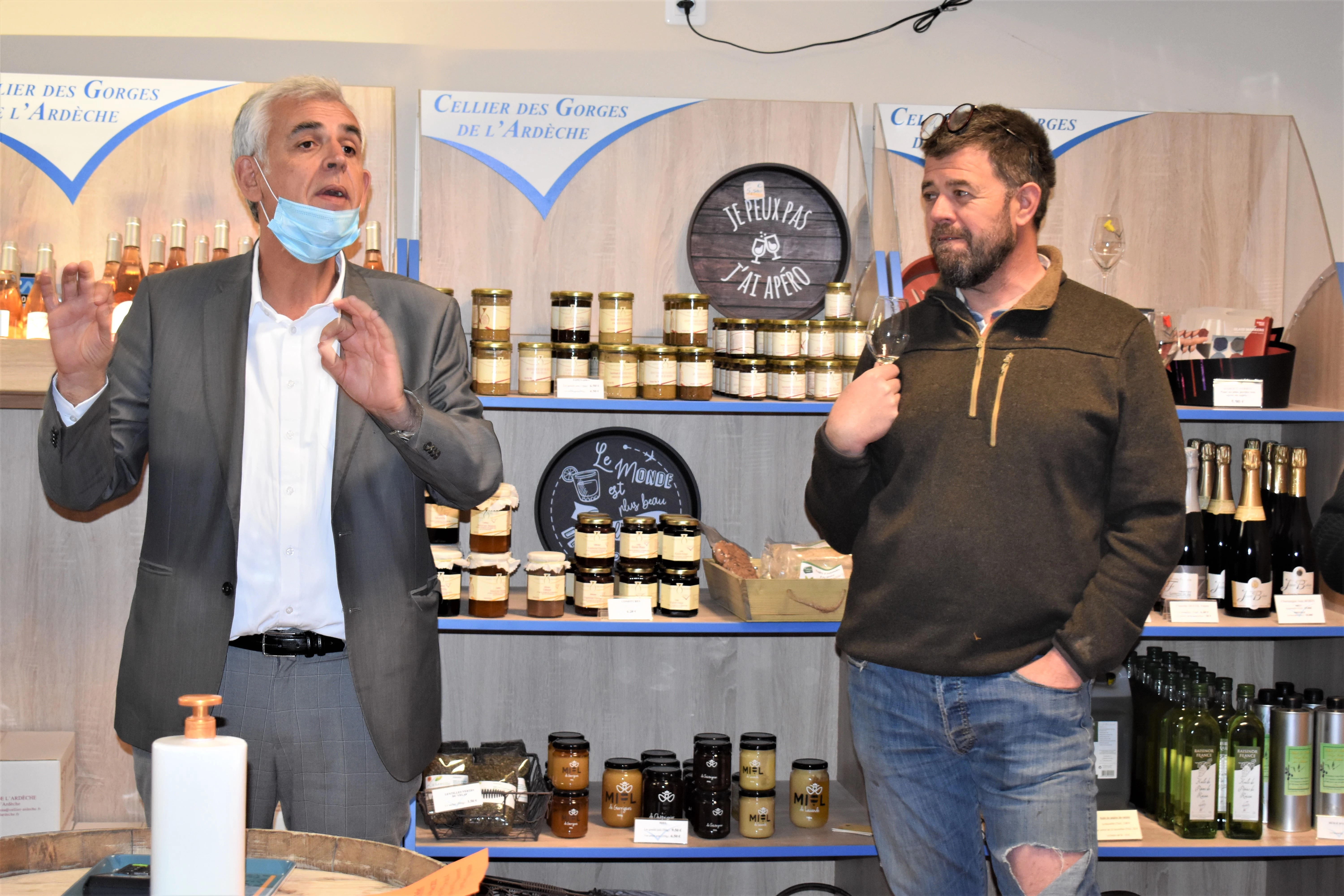 Pascal Terrasse aux côtés de Philippe Faure, secrétaire général du syndicat des Côtes du Rhône, à la cave coopérative de Saint-Just-d'Ardèche.