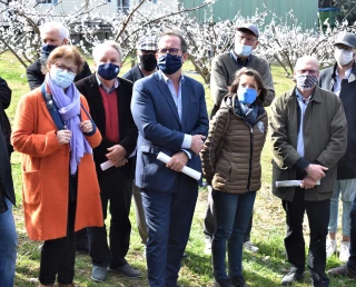 Les élus rendent visite à une jeune arboricultrice