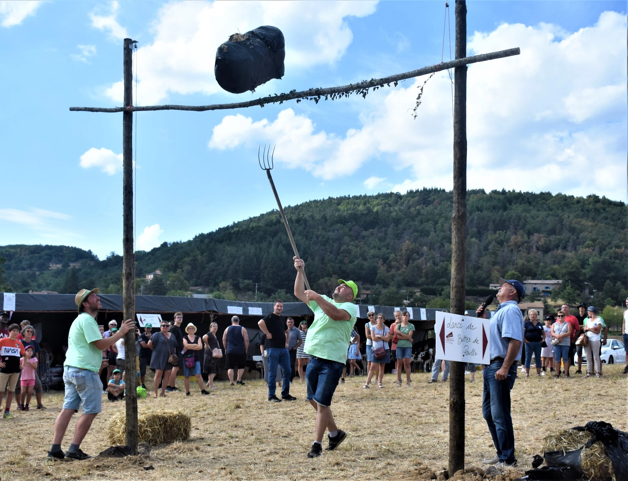 Record battu pour Julien Beaume, lors du concours de lancer de ballot de paille ! 