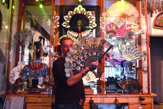 Il redonne ses lettres de noblesse à l’éventail