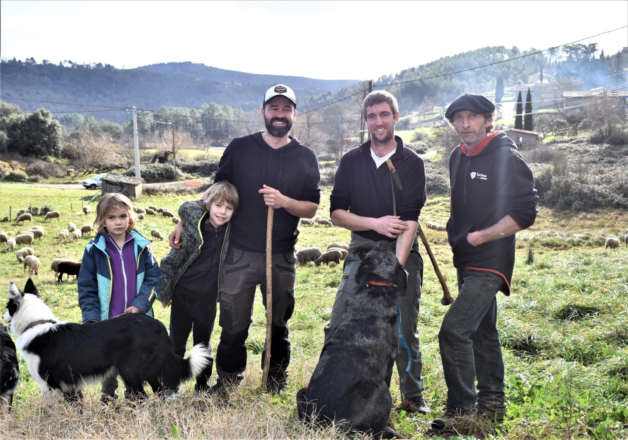 Les éleveurs ont fait une halte à Saint-Julien-du-Serre pour la pause déjeuner, où ils ont été rejoints par leurs familles et quelques voisins intrigués.