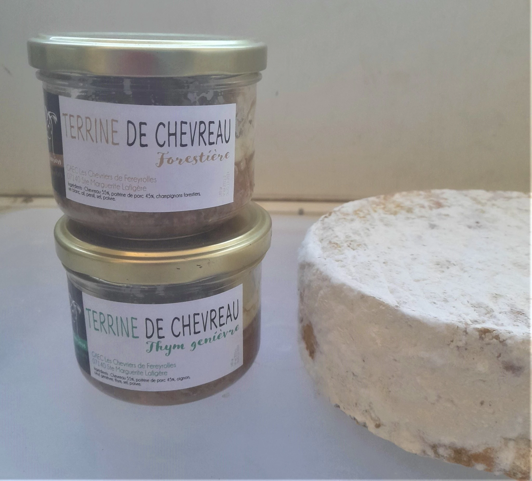 Outre leurs fromages au lait de chèvres (fêta, tommes, tommettes aromatisées, reblochon...), Hélène et Benjamin proposent aussi de la terrine de chevreau