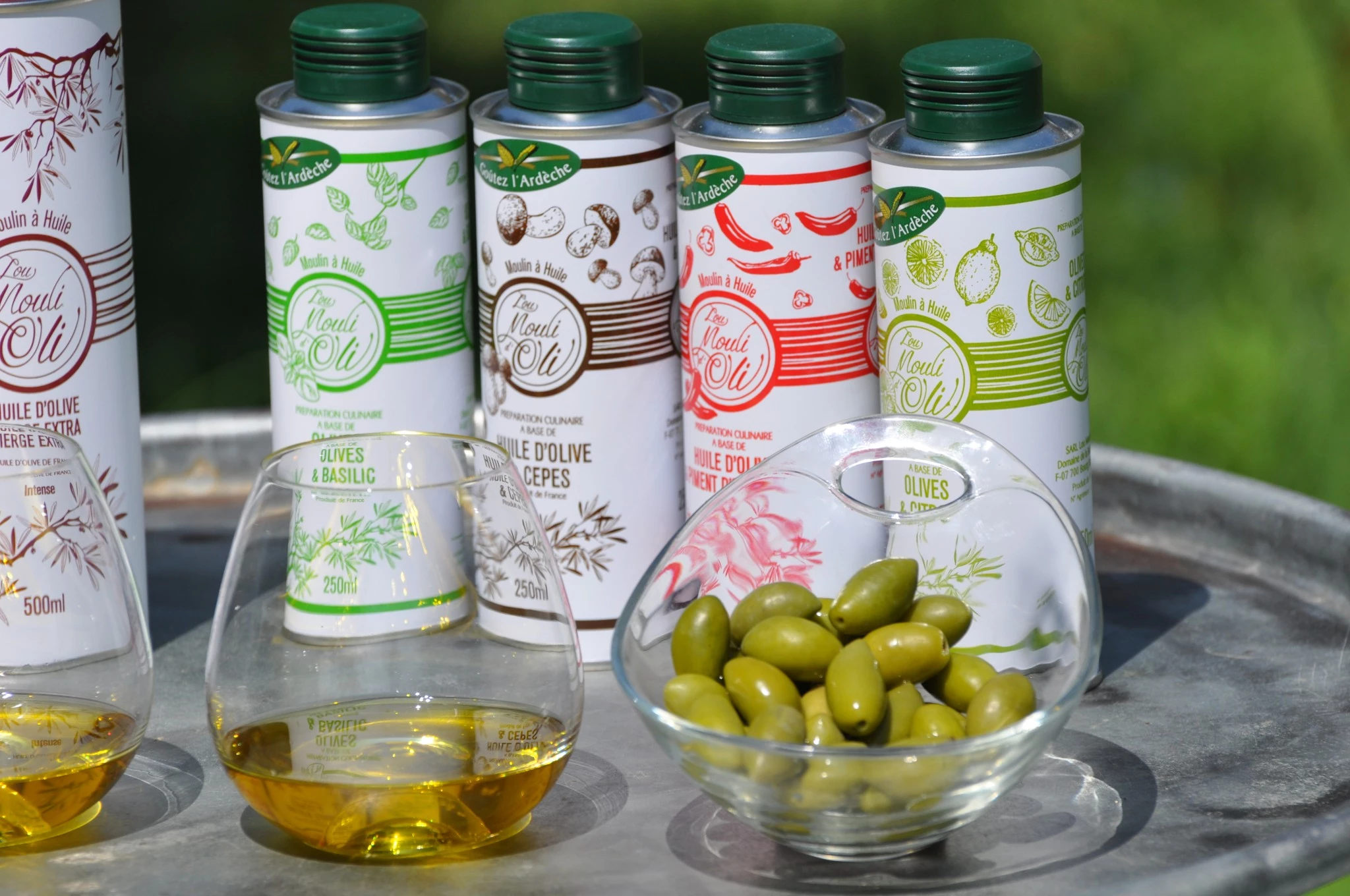 Les huiles parfumées de Lou Mouli d'Oli (ici au basilic, cèpes, piment d'Espelette, thym-laurier) sont agréées Goûtez l'Ardèche.