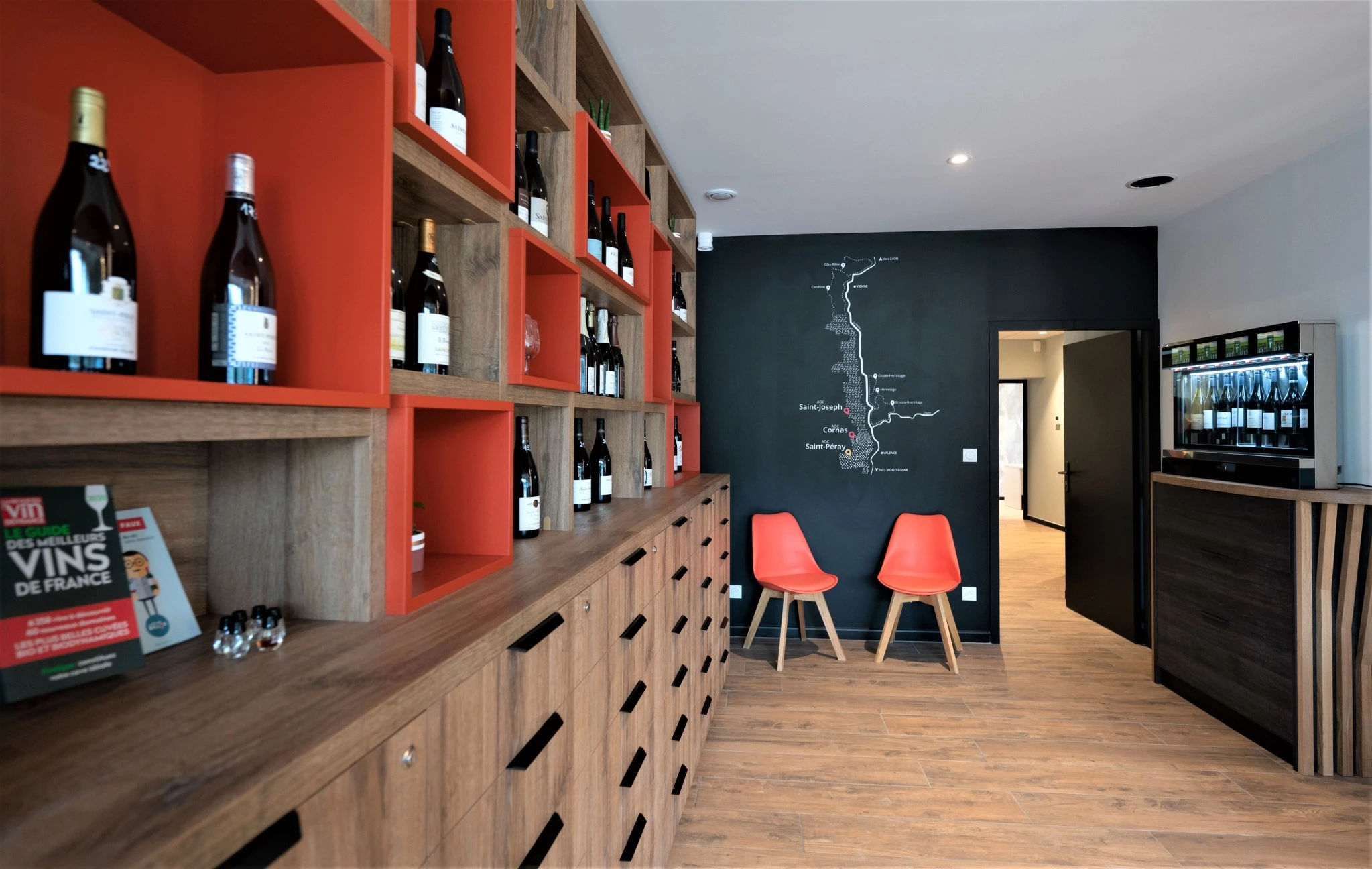 Le dépôt vente de vins référence une cinquantaine de vignerons des trois AOC