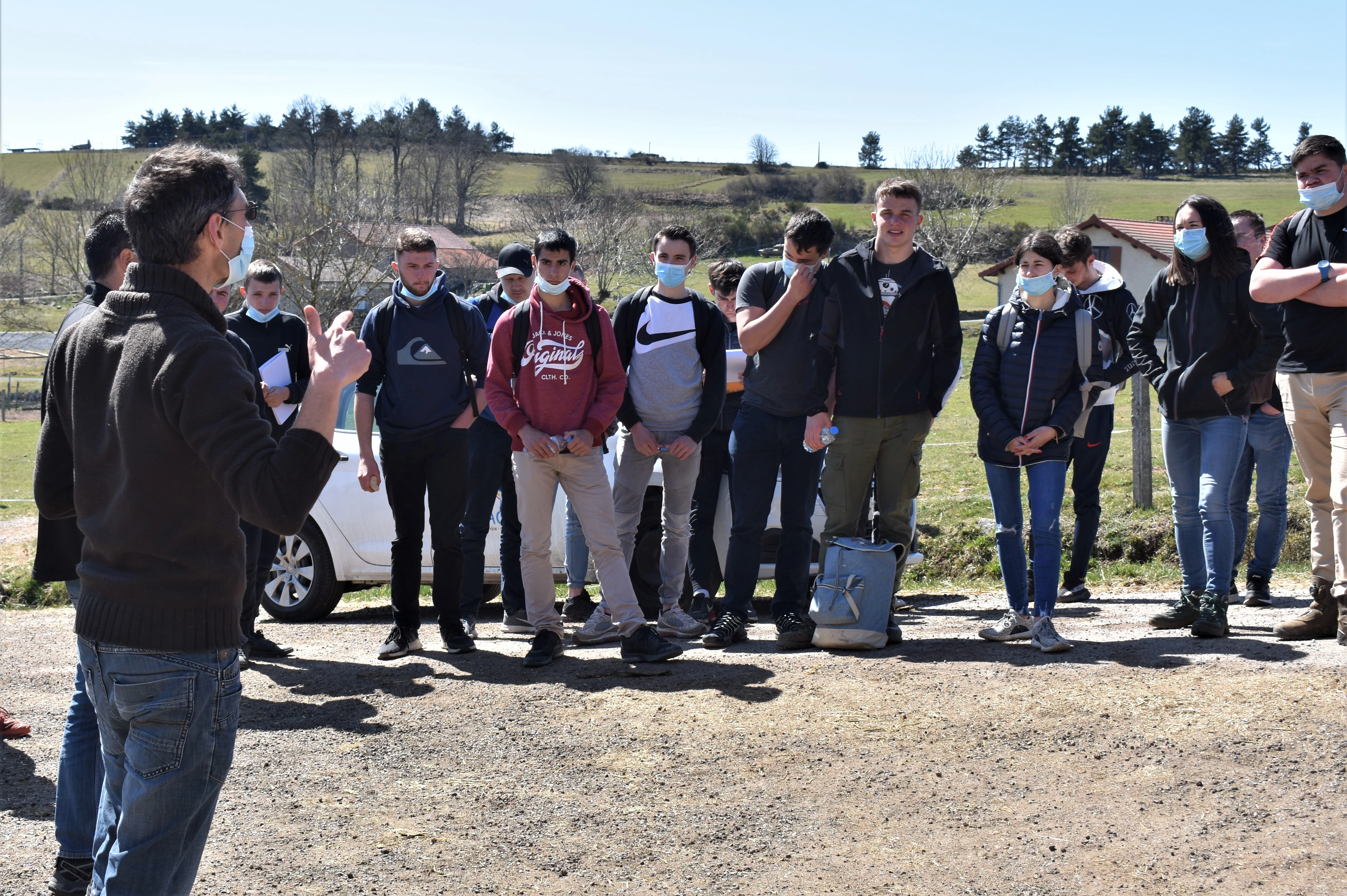 Plusieurs éleveurs bovins lait de la laiterie Carrier ont témoigné de leur métier devant des élèves de BTS et Bac pro du lycée agricole d’Aubenas.