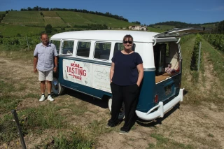 Arpenter les vignes en Combi Volkswagen, le pari gagnant de Thierry Condemine